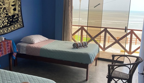 Chambre Triple, dortoir mixte, fumeurs, vue mer