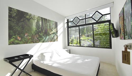 Chambre, vue piscine