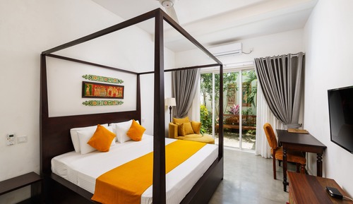 Suite Junior, 1 très grand lit, salle de bains privée, en bord de piscine