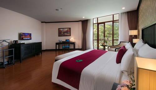 Chambre Deluxe, 1 très grand lit, vue golf