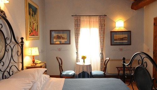 Chambre, 1 lit double, en bord de piscine