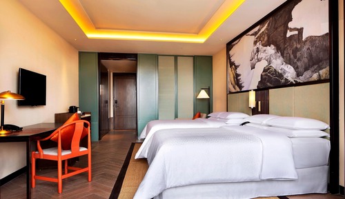 Chambre, 2 lits doubles, balcon, vue jardin