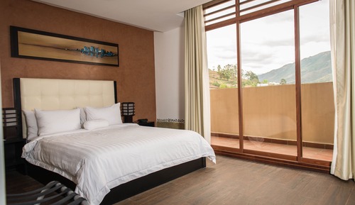 Chambre Simple Standard, 1 grand lit, salle de bains attenante, vue colline
