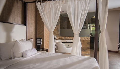 Suite Luxe, 1 très grand lit, bain à remous, vue piscine