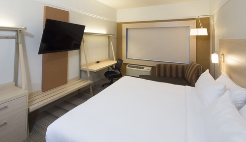 Chambre, 1 très grand lit, accessible aux personnes malentendantes