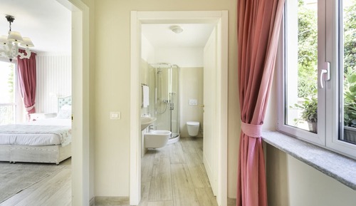 Suite, 1 très grand lit, balcon, vue colline