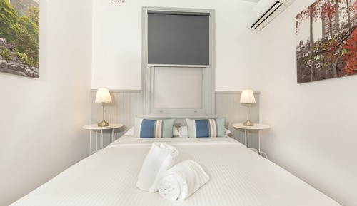 Chambre Double, 1 grand lit, salle de bains commune
