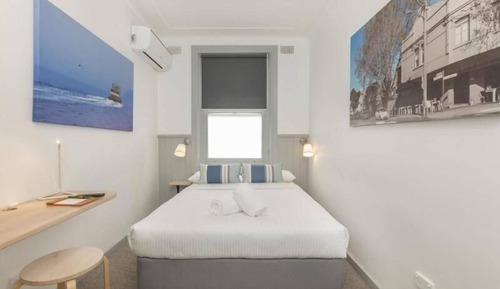 Chambre Double Standard, 1 grand lit, salle de bains commune