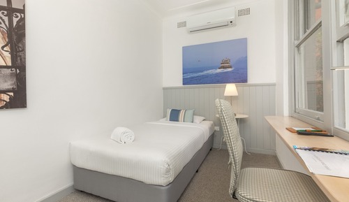 Chambre Simple, 1 lit une place, salle de bains commune