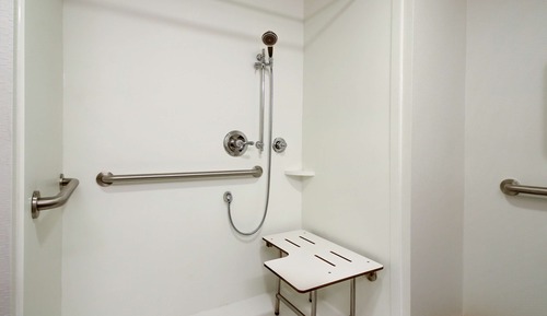 Chambre, 1 très grand lit, accessible aux personnes à mobilité réduite, non-fumeurs (Roll In Shower)