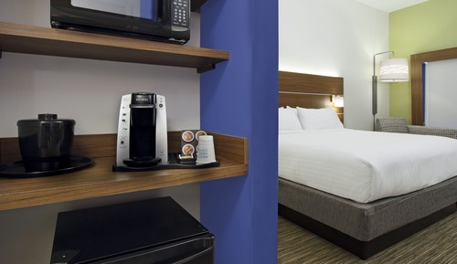 Chambre, 1 très grand lit (Comms Accessible. Roll-In Shower)