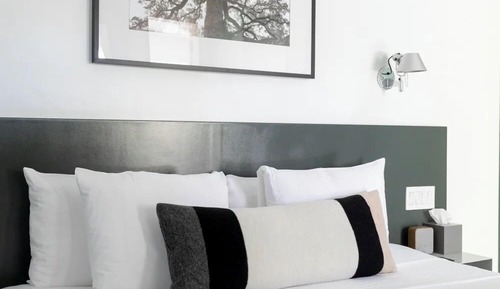 Chambre Luxe, 1 très grand lit, salle de bains privée, côté cour intérieure