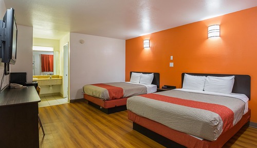 Chambre Deluxe, 2 lits doubles, fumeurs, réfrigérateur et four à micro-ondes