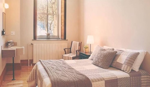 Le religieux, chambre double avec évier et salle de bains communes