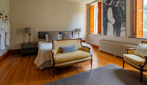 L’évêque, chambre double avec lit King et évier, salle de bains commune