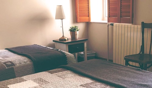 Les moines, chambre avec lits jumeaux et salle de bains commune