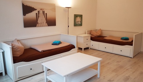 Chambre avec lits jumeaux, non-fumeurs, salle de bains commune