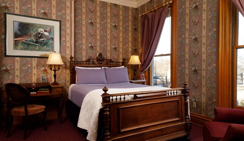 Chambre, 1 grand lit, cheminée (6)