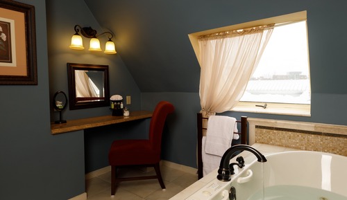 Chambre Premium, 1 très grand lit, baignoire à jets, vue ville (7)