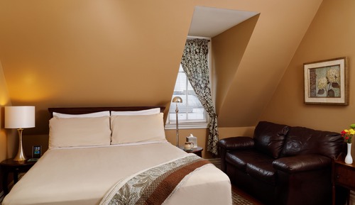 Chambre, 1 grand lit, cheminée (10)