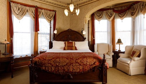 Chambre « Premier », 1 très grand lit, baignoire à jets, vue ville (4)