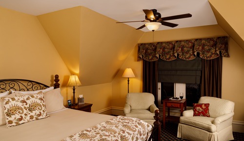 Chambre, 1 très grand lit, cheminée (9)