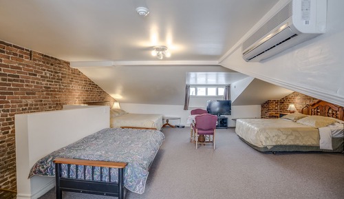 Chambre, plusieurs lits, salle de bains privée