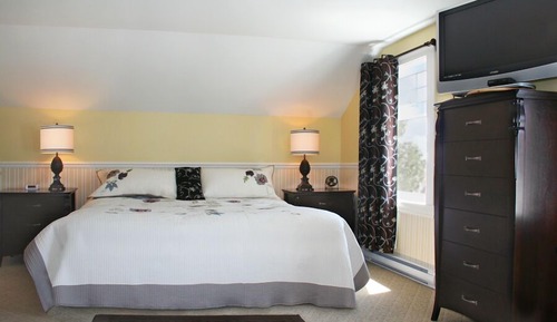 Chambre Double Junior, 1 très grand lit et 1 canapé-lit, dans les dépendances