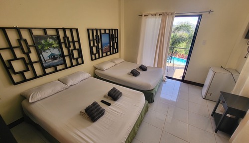 Chambre Quadruple, en bord de piscine