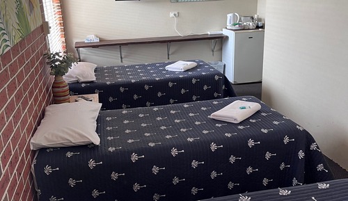 Chambre (1 Double & 3 Single Beds)