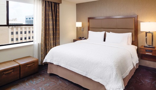 Chambre, 1 très grand lit, accessible aux personnes à mobilité réduite (Mobility & Hearing)