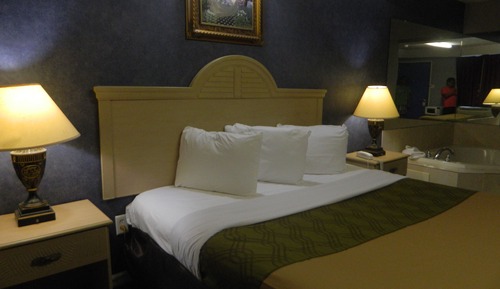 Chambre, 1 très grand lit, baignoire à jets