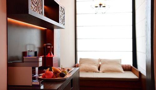 Suite Supérieure, 1 très grand lit, accès au salon club, vue jardin
