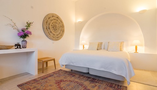Chambre Supérieure, 1 très grand lit, réfrigérateur et four à micro-ondes