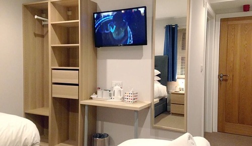 Chambre avec lits jumeaux, salle de bains attenante, rez-de-chaussée