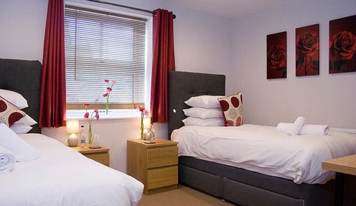Chambre avec lits jumeaux, accessible aux personnes à mobilité réduite, salle de bains attenante