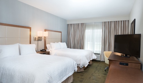 Chambre, 2 grands lits, réfrigérateur