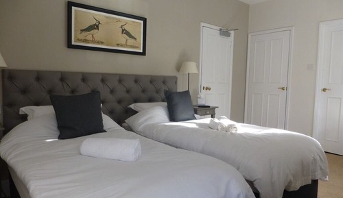 Chambre Double Supérieure, salle de bains attenante, vue jardin (Available as Twin)