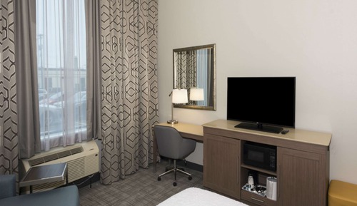Chambre, 1 très grand lit, non-fumeurs, réfrigérateur et four à micro-ondes