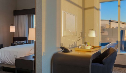 Suite, 1 très grand lit et 1 canapé-lit, en angle