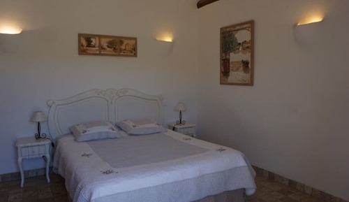 Suite, salle de bains privée (les oliviers)