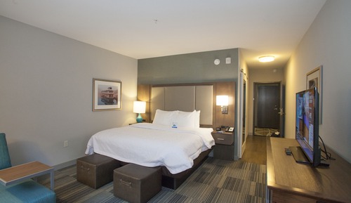 Chambre, 1 très grand lit, accessible aux personnes à mobilité réduite (Roll-in Shower)