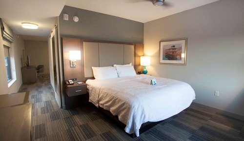 Suite, 1 très grand lit, non-fumeurs, réfrigérateur et four à micro-ondes (Wet Bar)