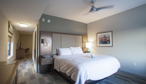 Chambre, 1 très grand lit, accessible aux personnes à mobilité réduite, baignoire (Mobility/Hearing)