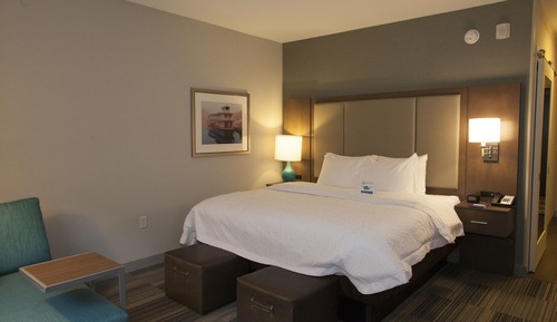 Chambre, 1 très grand lit, accessible aux personnes à mobilité réduite (Hearing)