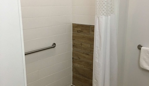 Chambre, 1 très grand lit, non-fumeurs (mob/hearing acc w/ roll-in shower)