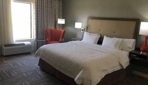 Chambre, 1 très grand lit, accessible aux personnes à mobilité réduite (mob/hearing acc w/ bathtub)