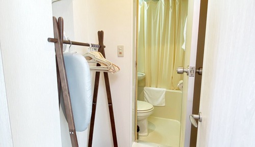 Chambre avec lits jumeaux, salle de bains privée (Large Twin, 502)