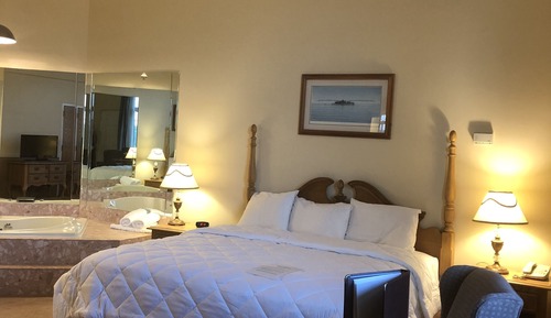 Chambre Supérieure, 1 très grand lit, baignoire à jets