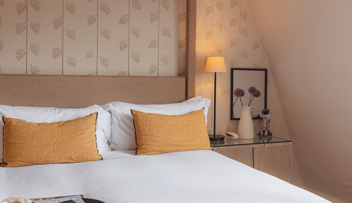 Chambre (Bigger Guest Room)